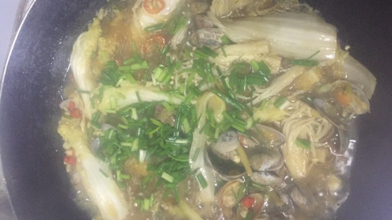 花甲粉,中火煮五分钟,打开锅盖,放入葱和香油即可