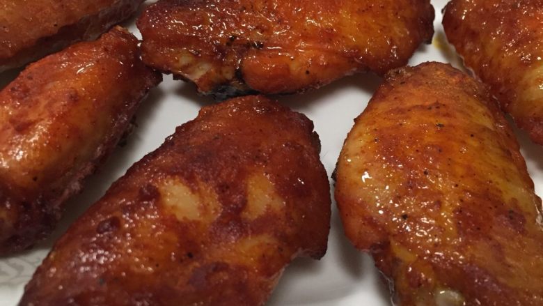 奥尔良烤鸡翅,我今天制作的是没有涂油的,表皮不如涂油的脆,但和肯德基的一样好吃,而且简单省钱卫生。