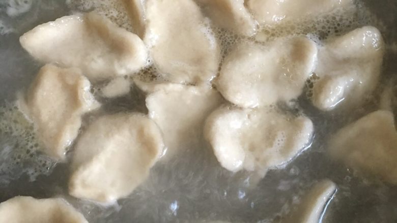 特色三角叉,大火烧开水后把三角叉放入(放熬制猪油或橄榄油,老家用猪油,比较香)