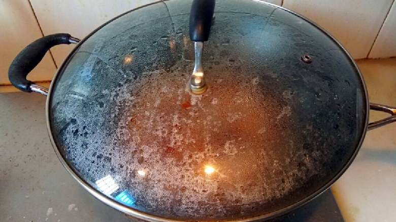 红烧五花肉,盖上锅盖,小火煮30分钟。
