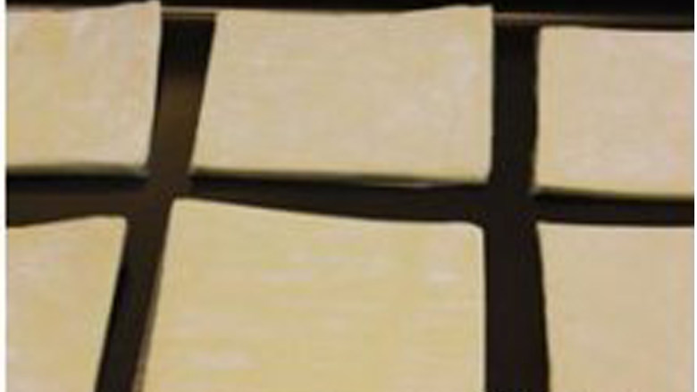 【水果拿破仑】,法式酥皮6块放在烤盘上面,如果冷冻的酥皮提前放在烤盘上面解冻至软化,如果不会做法式酥皮,可以购买法式酥皮,如果买不到法式酥皮的话,可以用飞饼代替法式酥皮。