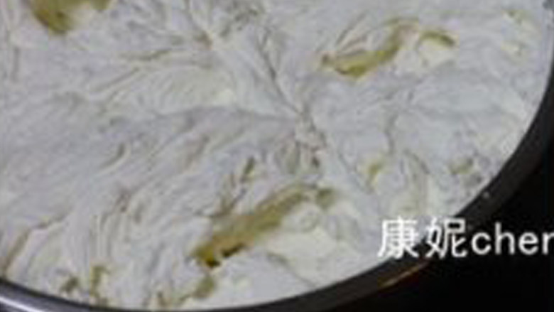 【水果拿破仑】,动物性<a style='color:red;display:inline-block;' href='/shicai/ 8197'>淡奶油</a>放入砂糖打发至蓬松状态,有纹路。