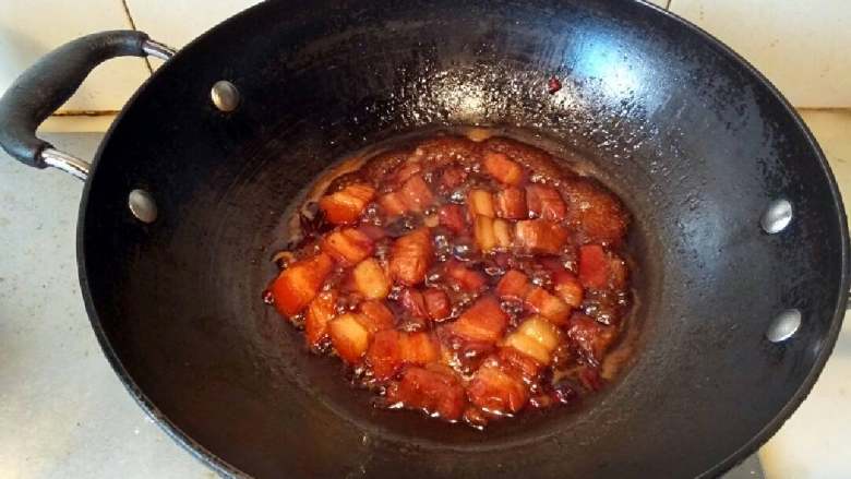 红烧五花肉,大火收汁翻炒。