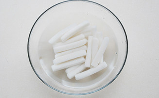 奶酪焗辣白菜年糕,<a style='color:red;display:inline-block;' href='/shicai/ 552'>年糕</a>放沸水里煮开锅,再煮2-3分钟,全部浮起后捞出,过2-3遍冷水,捞出控水待用;