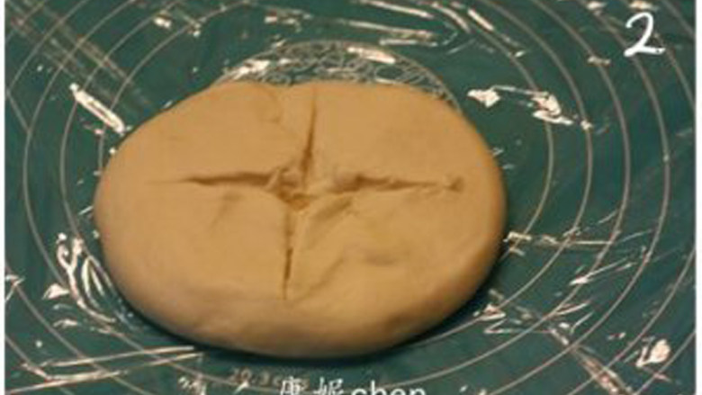 法式酥皮,将面团用手压平,用刀子在面团表面上划一个十字,约面团的一半深度,把面团用保鲜膜包好,放在冰箱冷藏1小时。