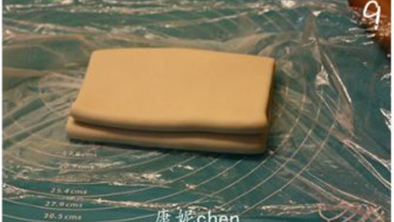 法式酥皮,将长方形的面团4折,用保鲜膜包好放进冰箱冷藏静置1小时。