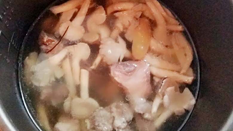 萝卜骨头汤+#夏天的味道#,时间到了,打开取出,已经香味扑鼻。