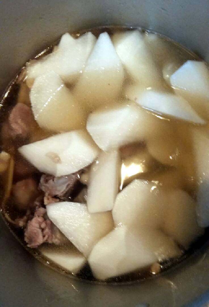 萝卜骨头汤+#夏天的味道#,倒入高压锅内(因为电饭锅压力锅要烧饭)加入白萝卜块,继续压15分钟左右。