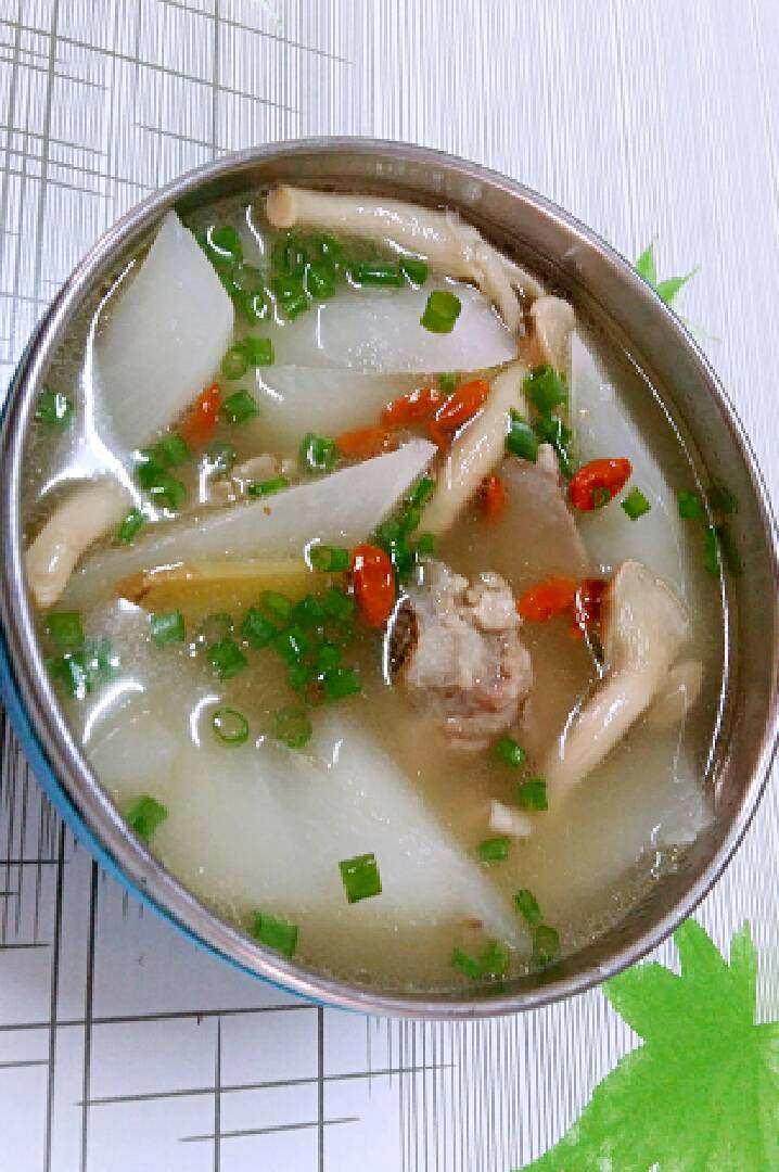 萝卜骨头汤+#夏天的味道#,盛入汤碗中撒上葱花即可食用。