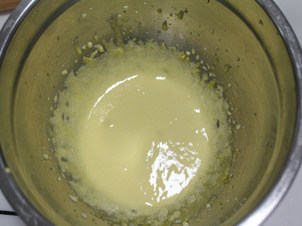 【乳酪香草冰激凌】最治愈的冰激凌,打至蛋黄体积变大,颜色变浅。