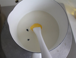【乳酪香草冰激凌】最治愈的冰激凌,煮至牛奶微开,但是开没滚开,看着牛奶的边缘微微的冒小小的气泡就可以了。