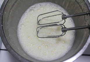 【乳酪香草冰激凌】最治愈的冰激凌,把牛奶一点一点的混入蛋黄中,边倒边搅拌,千万不要一下子把牛奶全部倒入蛋黄里,这样就变成蛋花汤啦!