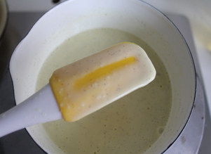 【乳酪香草冰激凌】最治愈的冰激凌,把混合好的牛奶蛋黄液重新加热,小火,加热到浓稠程度为,蛋奶液挂在刮刀上用手一划能有不消失的痕迹就可以了。