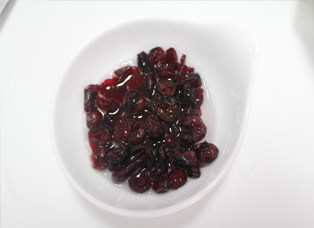 【乳酪香草冰激凌】最治愈的冰激凌,蔓越莓干提前用朗姆酒浸泡,朗姆酒倒到刚刚能末过蔓越莓干就可以了。