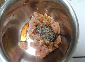 【藜麦鸡胸彩椒沙拉】请叫它瘦身沙拉,鸡胸肉切小块用耗油,黑胡椒,盐,海鲜酱油腌过夜,黑胡椒我是现磨哒,味道比较好,这些也可以用黑胡椒酱代替,我没有啦,就自己调了个味道。