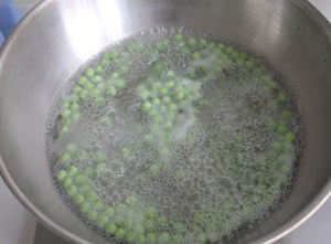 【藜麦鸡胸彩椒沙拉】请叫它瘦身沙拉,豌豆用水煮熟,捞出淋干水备用。