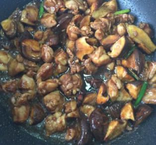 这个香菇真滑稽——香菇蒸滑鸡,待鸡肉变色,肉质变紧实后,加入一勺香醋,翻炒均匀出锅