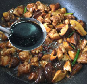 这个香菇真滑稽——香菇蒸滑鸡,待鸡肉变色,肉质变紧实后,加入一勺香醋,翻炒均匀出锅
