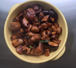 这个香菇真滑稽——香菇蒸滑鸡,将炒好的鸡块倒入深盘,蒸15-20分钟,出锅洒少许白芝麻和香葱