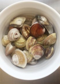 鲜味食材简单做——蛤蜊蒸蛋 ,蛤蜊用淡盐水泡三个小时左右使其吐尽泥沙,洗净沥水备用