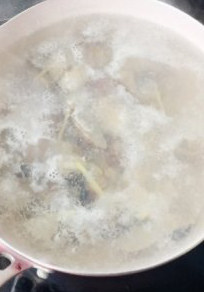 鲜味食材简单做——蛤蜊蒸蛋 ,水里加姜丝和<a style='color:red;display:inline-block;' href='/shicai/ 718'>料酒</a>煮沸后,倒入蛤蜊煮至开口立即捞出