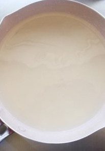 鲜味食材简单做——蛤蜊蒸蛋 ,将煮蛤蜊的水放至微温,沉淀后只取上面干净的部分,下层有少量泥沙的要倒掉