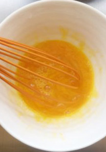 鲜味食材简单做——蛤蜊蒸蛋 ,鸡蛋加少许盐打散(我加的多了,如果后期要加生抽的话,这里就少一点点就好)