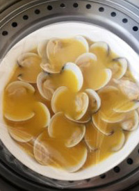 鲜味食材简单做——蛤蜊蒸蛋 ,将蛋液倒入排好蛤蜊的深盘,包好保鲜膜(要用耐高温的保鲜膜才可以),蒸8分钟左右(视蛋液的深度调整时间),蒸好后可焖在锅中两三分钟,取出后根据喜好加少许生抽和<a style='color:red;display:inline-block;' href='/shicai/ 847'>香油</a>提味