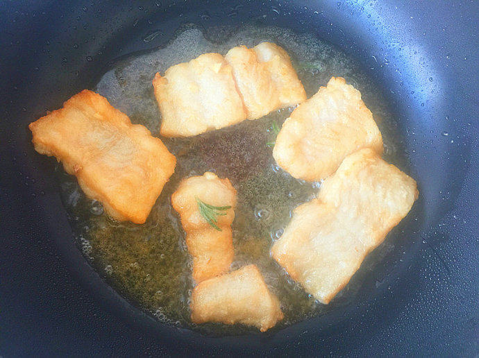 香煎龙利鱼,锅里烧热少许油,将鱼片煎至两面金黄,装盘后再挤少许柠檬汁增添香味