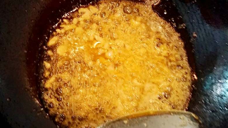 清炒生菜+#夏天的味道#,倒入蒜末爆香。
