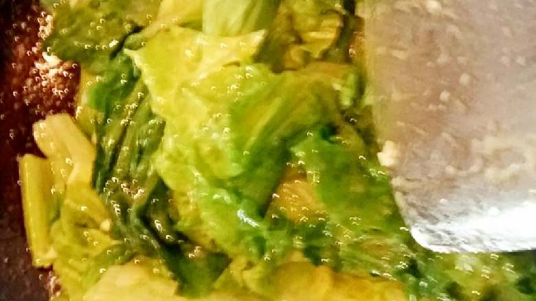 清炒生菜+#夏天的味道#,先把茎部分倒进去翻炒一下,再加入上面叶部分煸炒。