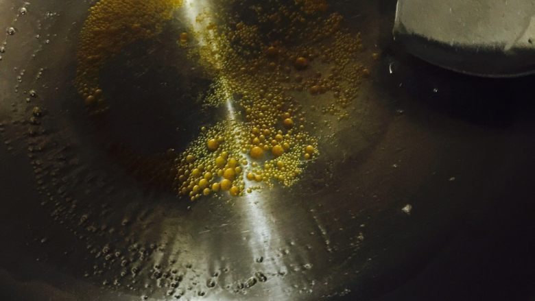 红烧猪蹄,炒糖色一定要小火慢炒,切记大火烧焦。