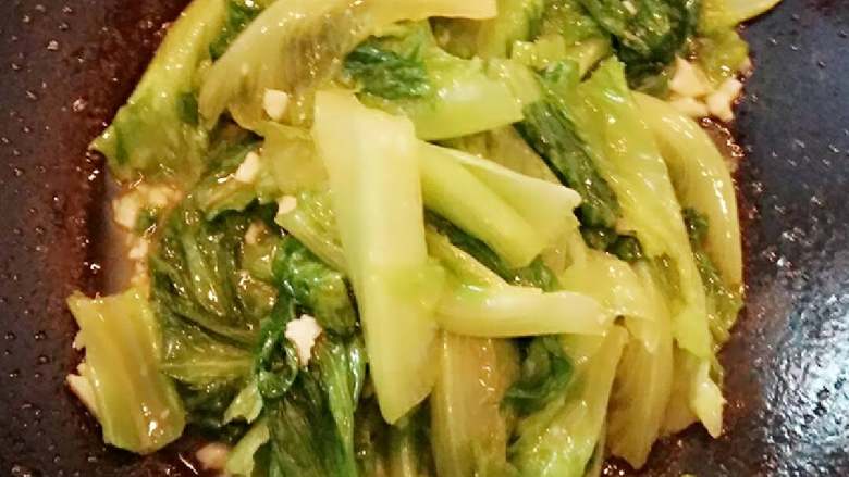 清炒生菜+#夏天的味道#,加入适量的盐,(喜欢辣的可以加红辣椒)翻炒至软关火,加入一点点<a style='color:red;display:inline-block;' href='/shicai/ 756'>鸡精</a>即可出锅。