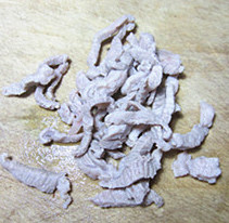 ,把肉丝放开水锅中烫一下捞出。