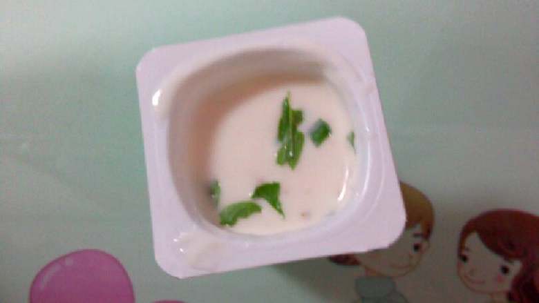 牛奶冰激凌,把<a style='color:red;display:inline-block;' href='/shicai/ 219'>牛奶</a>倒入杯子里再把一点薄荷叶放近去。