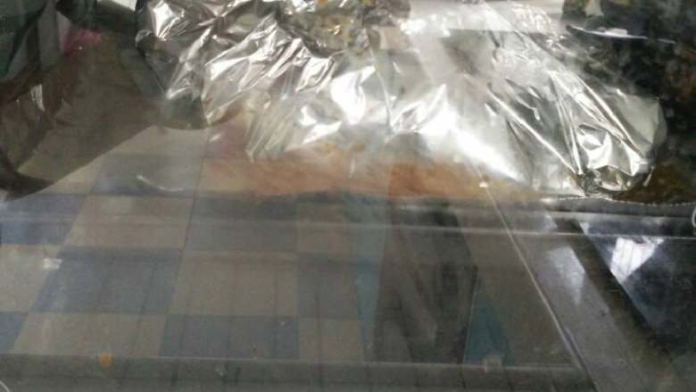 烤箱版盐焗鸡,烤箱预热220度,用锡纸把鸡抱紧,放入烤箱,220度烤40分钟左右(视鸡的大小设时间)