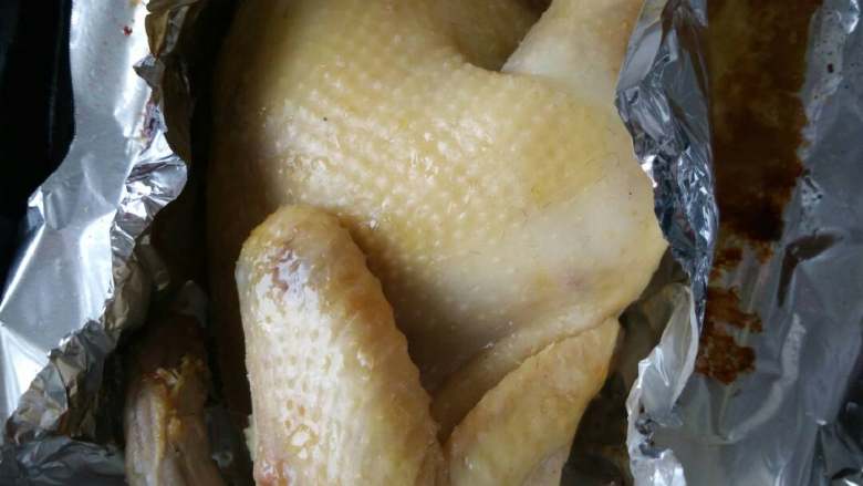 烤箱版盐焗鸡,满屋喷香,趁热切块,或者直接手撕着吃也行