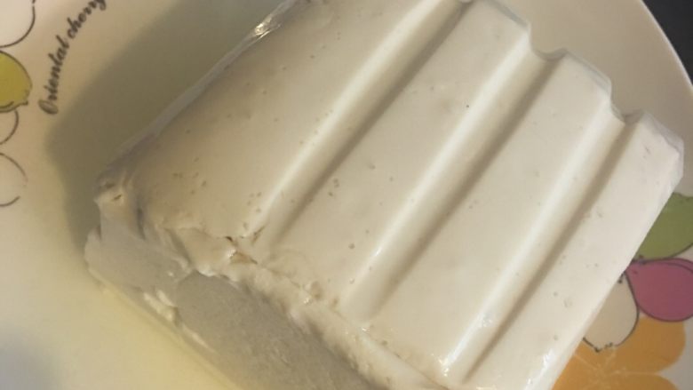 凉拌香菜豆腐,嫩豆腐蒸十分钟后凉却(小盆友老人吃了更卫生)
