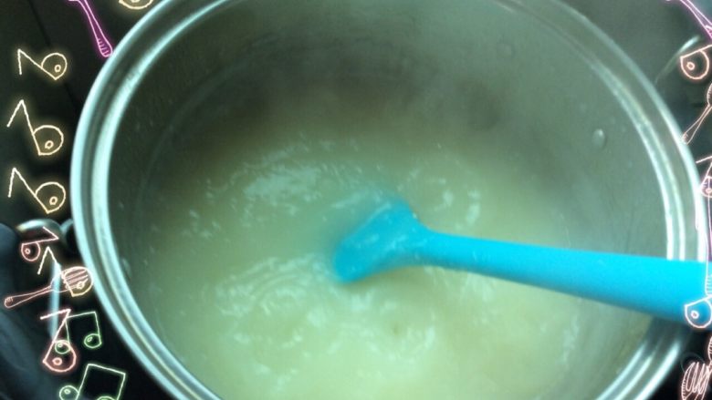 精美米面凉糕“夏天的味道”,锅中放入2500克凉水烧开,把放置的调好的粉倒入锅中一边煮一边搅拌至煮熟(约5分钟)