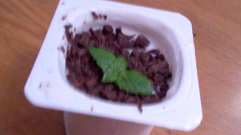 牛奶冰激凌,冻好了再在牛奶上装饰薄荷叶和<a style='color:red;display:inline-block;' href='/shicai/ 874'>巧克力</a>