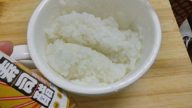寿司小卷,按1:5的比例，倒入20ml的寿司醋，