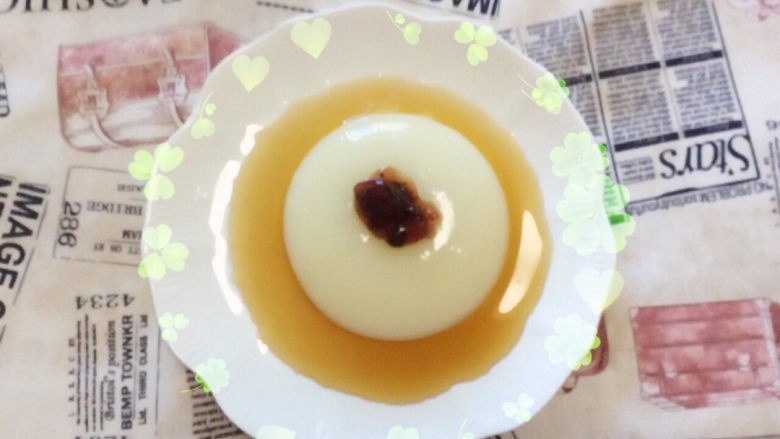 精美米面凉糕“夏天的味道”,红糖用水化开加入蜂蜜拌均,倒入糕中,我还加了蓝莓酱 一碗凉爽可口的甜品就好了。