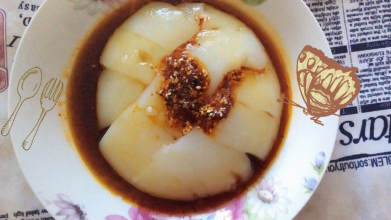 精美米面凉糕“夏天的味道”,这是一份咸的,碗中放酱油,醋,香油,油泼辣子拌均浇在凉糕上,一碗酸辣爽口的凉糕就成功了