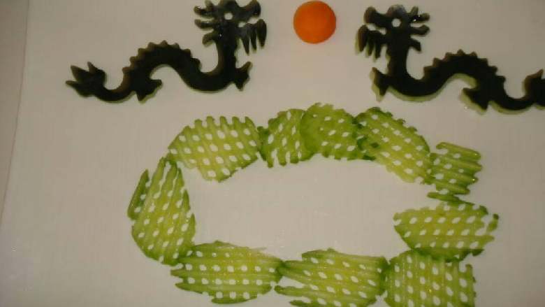 二龙戏珠+#夏天的味道#,用<a style='color:red;display:inline-block;' href='/shicai/ 54'>黄瓜</a>垫底,是怕汤汁流外面