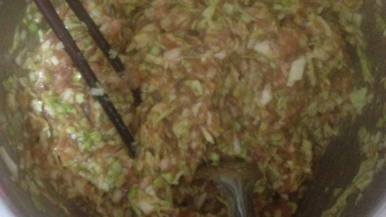 大头菜扇贝柱饺子,打好水的肉放入葱碎,步骤一的大头菜放进去。加盐,味精。耗油。花生油顺时针拌匀