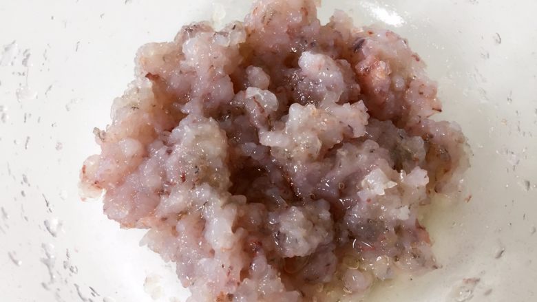 黄金玉米鲜虾球—虾肉的鲜美与玉米的清甜,将虾肉用刀剁成泥,尽量剁碎,这样最后成品会更加好看,肉质也更加有弹性。