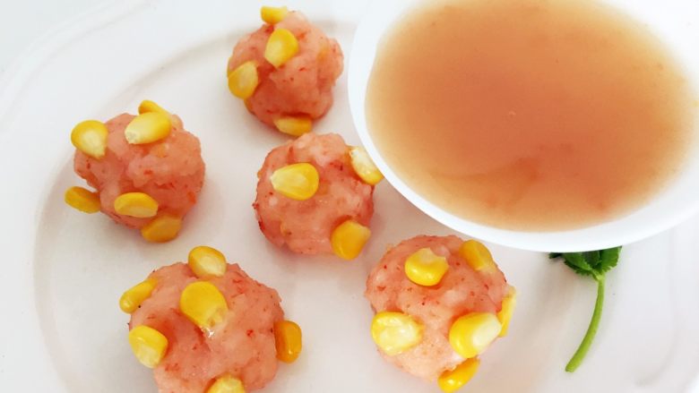 黄金玉米鲜虾球—虾肉的鲜美与玉米的清甜,趁热赶紧淋在虾球上,不仅可以提味还可以提色。