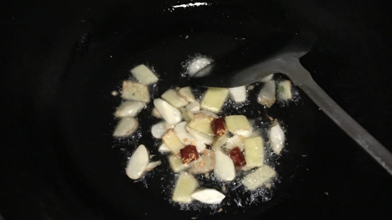牛肉粉,锅内油烧热后先倒入姜蒜翻炒几下,再放入辣椒翻炒两下。