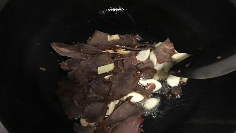 牛肉粉,倒入切好的牛肉片,翻炒片刻