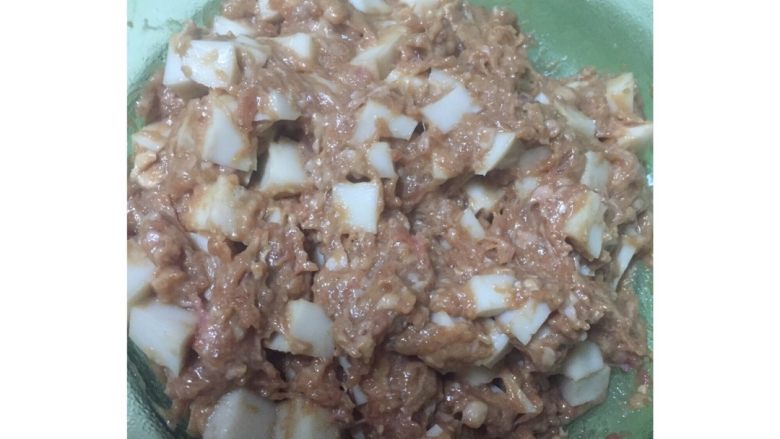 家常版汤包,拌肉馅。少姜切成细末后加水煮成姜水。腿肉肉糜(2成肥肉8成瘦肉)加入姜水适量、盐、<a style='color:red;display:inline-block;' href='/shicai/ 10588'>糖</a>、<a style='color:red;display:inline-block;' href='/shicai/ 788'>生抽</a>、<a style='color:red;display:inline-block;' href='/shicai/ 721'>蚝油</a>、栗粉用筷子顺时针搅拌至上劲。加入切成丁状的猪肉洞,我比较喜欢汤汁多,所以肉洞加得会多一些。混合好后,冷藏待用